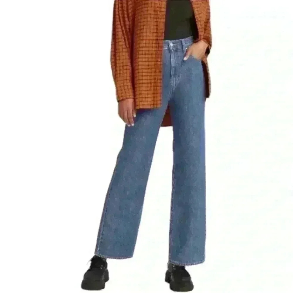 New with tags Levi’s high waisted straight leg jeans in size 26 x 29
